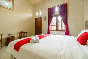 Ein Bett oder Betten in einem Zimmer der Unterkunft RedDoorz near Bukit Kubu Berastagi