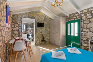 TV a/nebo společenská místnost v ubytování Sofias cottage Razata Argostoli