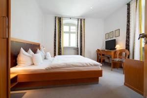 Uma cama ou camas num quarto em Gasthaus zur Sonne