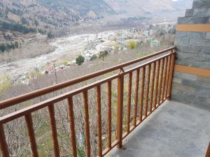 Elle comprend un balcon offrant une vue sur la vallée. dans l'établissement Sunface Homestay, à Manali