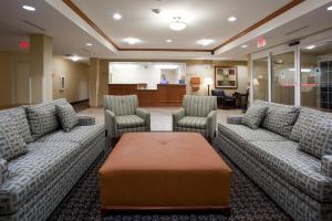 Western Slope Suites Parachute的休息区