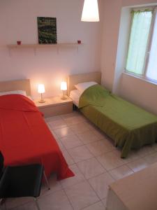 Habitación con 2 camas y 2 lámparas. en SANDRE, FISH AND GITES en Lanzac