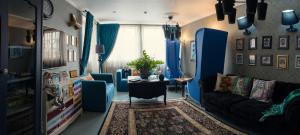 プリョスにあるGrand Sovaのリビングルーム(青い椅子、ソファ付)