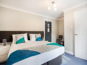 Кровать или кровати в номере OYO The Village Inn, Murton Seaham