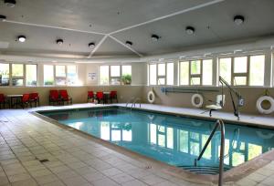 una gran piscina en una habitación de hotel en Holiday Inn Express Hotel & Suites Waterford, an IHG Hotel, en Waterford