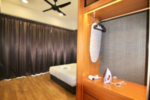 1 dormitorio con cama y cortina negra en Anggun Residence By Sleepy Bear en Kuala Lumpur