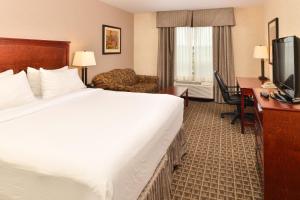 Llit o llits en una habitació de Holiday Inn Express Edmonton North, an IHG Hotel
