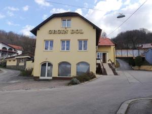 Um edifício amarelo com as palavras "trabalho de galinha" em Guest House Grgin Dol em Požega
