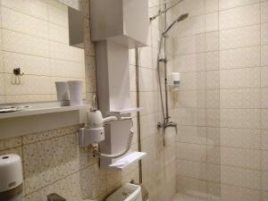A bathroom at Hotel Business Apartments