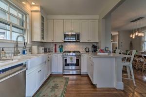 Una cocina o zona de cocina en Spacious Stone Ridge Family Home 6 Private Acres!