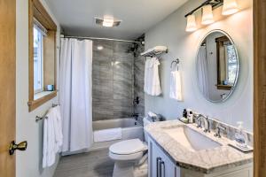 Bilik mandi di Coastal Retreat Deck, Ocean Views and Walk to Beach +22 gambar