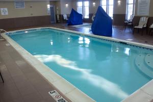 una gran piscina con nubes en el agua en Holiday Inn Express & Suites Youngstown West I 80, an IHG Hotel, en Austintown