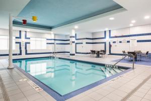 una piscina de agua azul en un edificio en Holiday Inn Express Hotel & Suites Milton, an IHG Hotel en Milton