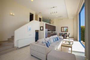 Posezení v ubytování Protaras Seafront Villa Infinte Aretousa