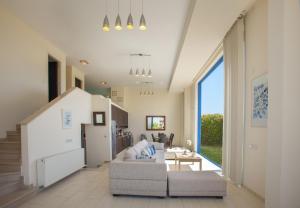 Postel nebo postele na pokoji v ubytování Protaras Seafront Villa Infinte Aretousa + 37 fotografií