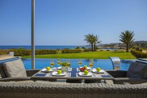 Nápoje v ubytování Protaras Seafront Villa Infinte Aretousa