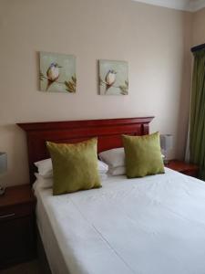 Una cama o camas en una habitación de MixoSunrise Guesthouse & Spa