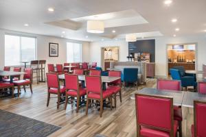 a restaurant with tables and chairs and a bar at Holiday Inn Express Hotel & Suites 1000 Islands - Gananoque, an IHG Hotel in Gananoque