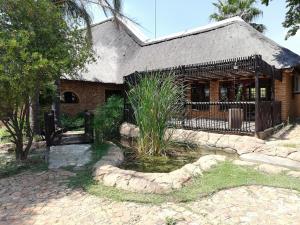 un edificio con una valla delante de un patio en MixoSunrise Guesthouse & Spa, en Pretoria