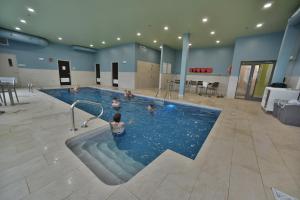 un gruppo di persone in piscina di Holiday Inn Express & Suites - Gatineau - Ottawa, an IHG Hotel a Gatineau