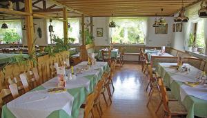 un comedor con mesas y sillas en un restaurante en Hotel-Gasthof zur Krone en Riedenburg