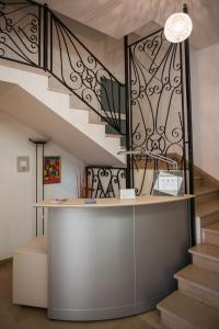 una escalera en una casa con barandilla de hierro forjado en Residence Palazzo Gasparroni, en Tortoreto Lido