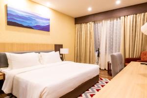 Postel nebo postele na pokoji v ubytování Vivanta Chitwan Bharatpur