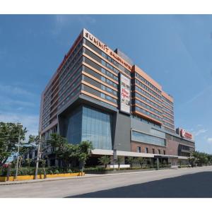 un grand bâtiment avec un panneau sur son côté dans l'établissement Summit Galleria Cebu, à Cebu