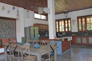 eine Küche mit einem Tisch und Stühlen im Zimmer in der Unterkunft Villa Bukit Malas 4, 4 Bedroom Villa and Pool in Ambat