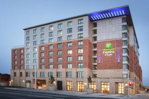Un edificio con un cartel al costado. en Holiday Inn Express & Suites Downtown Ottawa East by IHG, en Ottawa