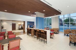 - une salle à manger avec des tables, des chaises et des fenêtres dans l'établissement Holiday Inn Express & Suites Downtown Ottawa East, an IHG Hotel, à Ottawa