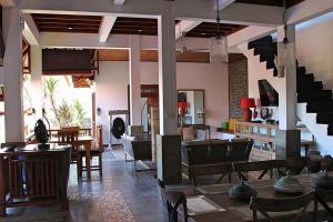 - un salon avec une table, des chaises et un canapé dans l'établissement Villa Bukit Malas 4, 4 Bedroom Villa and Pool, à Ambat