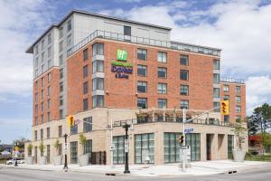 un grande edificio in mattoni rossi con sopra un cartello dell'hotel aoksoks di Holiday Inn Express & Suites Downtown Ottawa East, an IHG Hotel a Ottawa