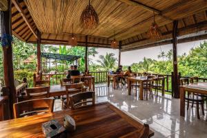 Un restaurante u otro lugar para comer en Indah Guest House Nusa Penida