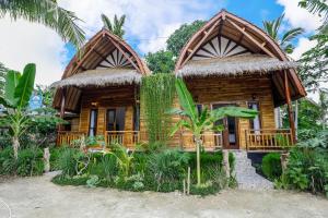 una casa con techo de paja en Indah Guest House Nusa Penida en Nusa Penida