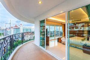 balkon z widokiem na sypialnię i łóżko w obiekcie Tara Court Hotel w Pattaya South