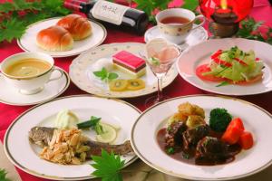 stół z talerzami jedzenia i filiżankami herbaty w obiekcie Chuzenji Pension w mieście Nikko