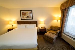 Ένα ή περισσότερα κρεβάτια σε δωμάτιο στο Holiday Inn Express & Suites Drayton Valley by IHG +171 φωτογραφίες