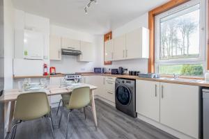 Kitchen o kitchenette sa The Eden Mill Residence