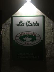 un letrero para un restaurante la cortina en una pared en La Corte, en Alessandria