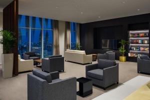 アル・コバールにあるStaybridge Suites Al Khobar, an IHG Hotelの建物内の待合室(ソファ、椅子付)