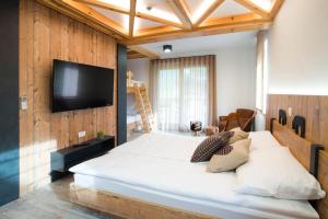 una camera da letto con un letto grande e una TV a schermo piatto di Pr Anzl a Bled