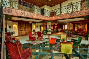 Großes Zimmer mit bunten Stühlen und Tischen in der Unterkunft Cappadocia Minia Cave Hotel in Ortahisar + 130 Fotos