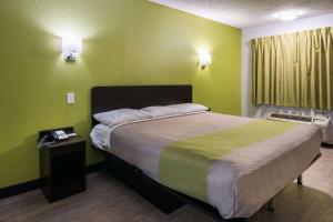 Postel nebo postele na pokoji v ubytování Motel 6 Irving - Loop 12