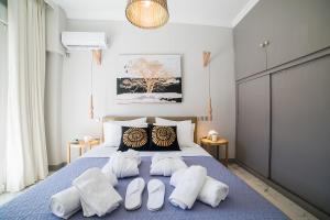 Tempat tidur dalam kamar di Amazing apartment in Glyfada center