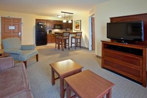 โทรทัศน์และ/หรือระบบความบันเทิงของ Staybridge Suites Elkhart North, an IHG Hotel