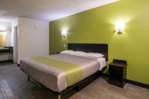 Postel nebo postele na pokoji v ubytování Motel 6 Irving - Loop 12