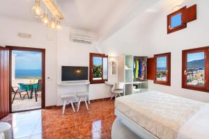 TV a/nebo společenská místnost v ubytování Nectarios Villa - Studios & Suites Adults Only