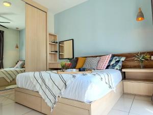 um quarto com uma cama grande e uma cabeceira em madeira em Ara Damansara Pacific Place by BeeStay em Petaling Jaya