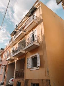 Το κτήριο όπου στεγάζεται  το διαμέρισμα